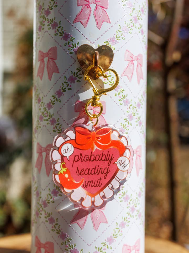 "Förmodligen Läser Snusk" Nyckelring/Kindle-berlock - Bokälskande Fairycore Cottagecore Pinstory Original Nyckelring/Kindle-berlock för wholesale av Pinstory