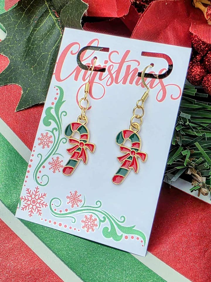 Boucles d'oreilles de Noël en forme de sucre d'orge avec crochets en or pour la vente par Bad Apple Designs