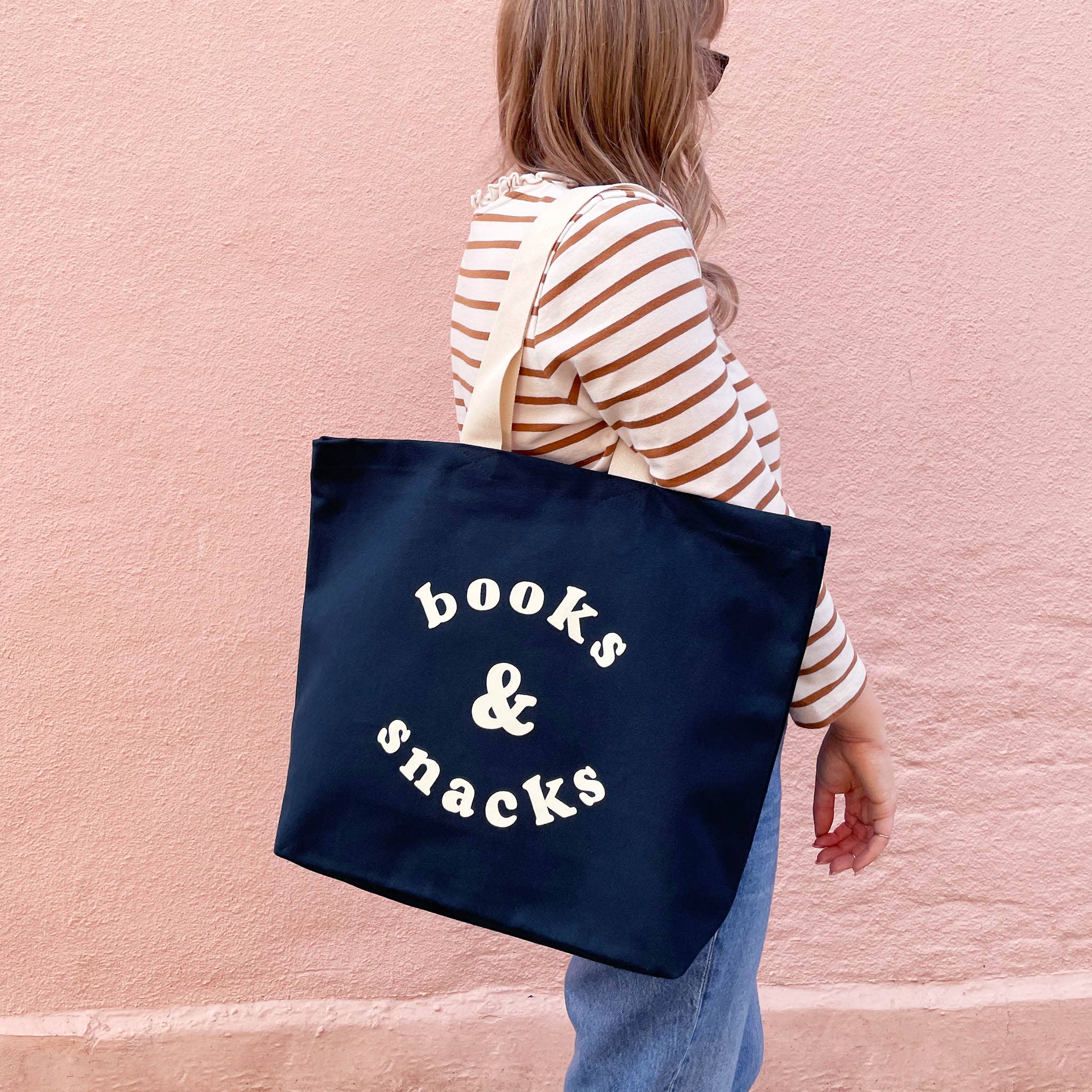 Alphabet Bags - Vente Tote bag – unisexe - Sac fourre-tout en toile bleu nuit « Books & Snacks »4