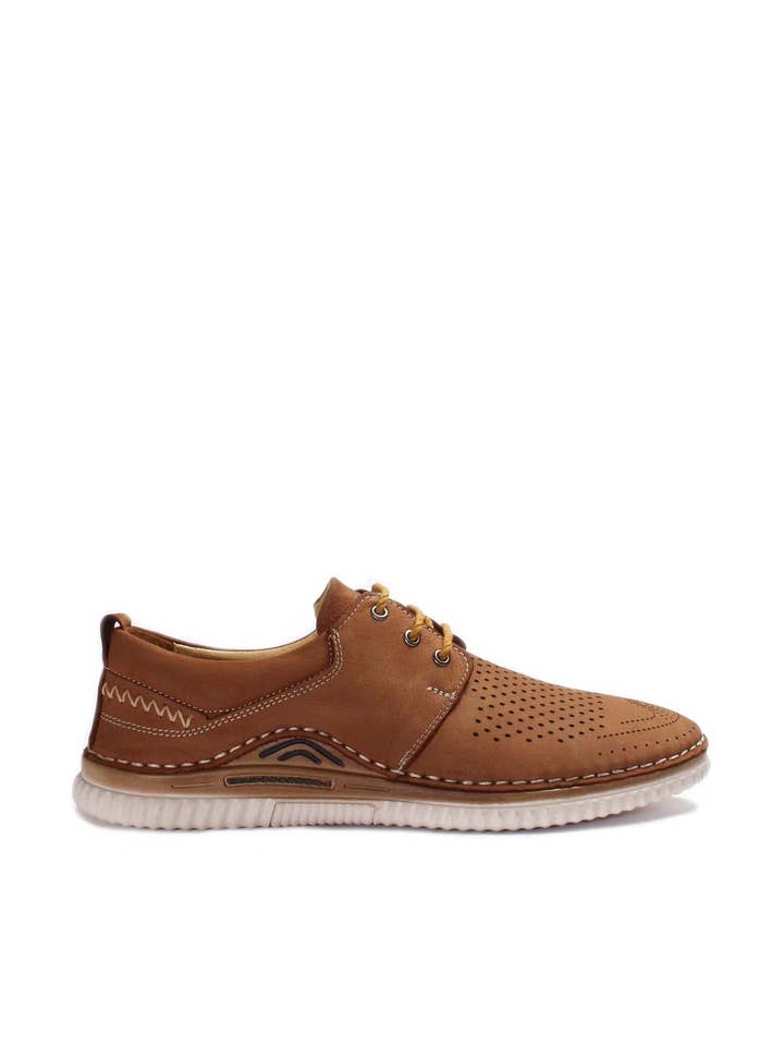 Taba Nubuk Zapatos Derby casuales perforados en color canela para hombre - Wessi de venta al por mayor en Faire