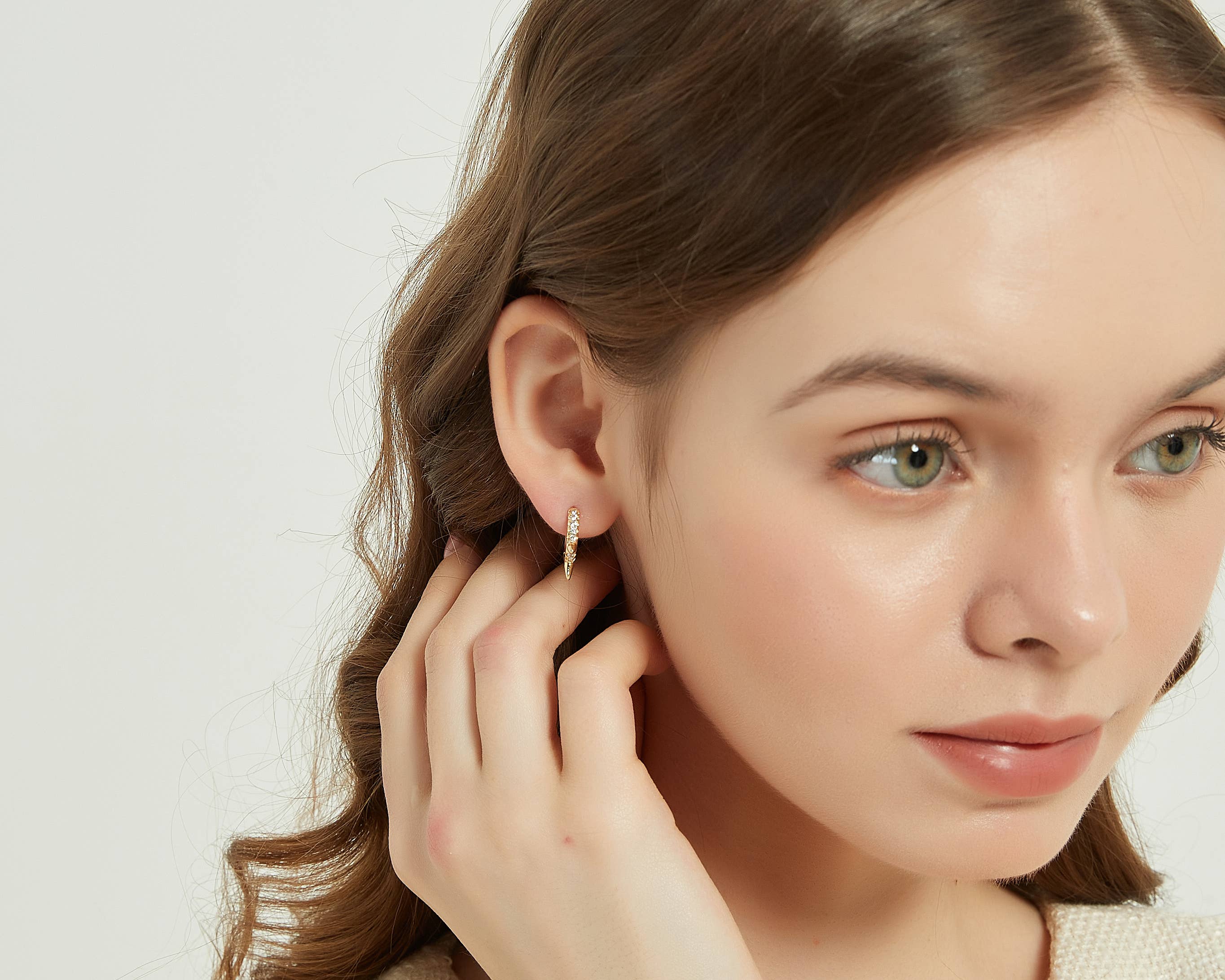 Melange Blanc - Vente Petits anneaux - Boucle d'oreille à pointe dorée Mya, boucles d'oreilles huggie, boucles d'oreilles créoles8