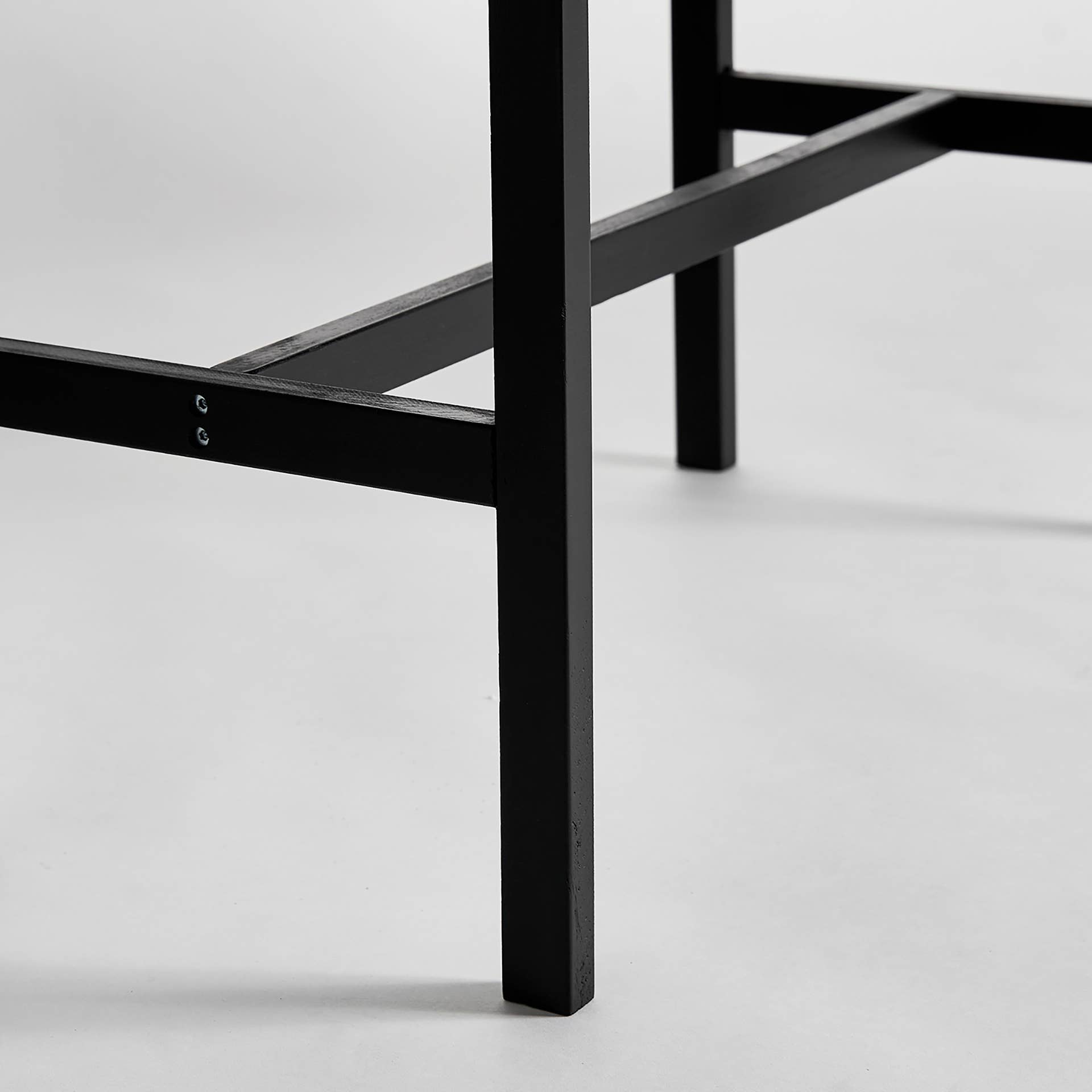 Kodu – wholesale Skåp – Beilen skåp i furu med svart och naturlig färg4