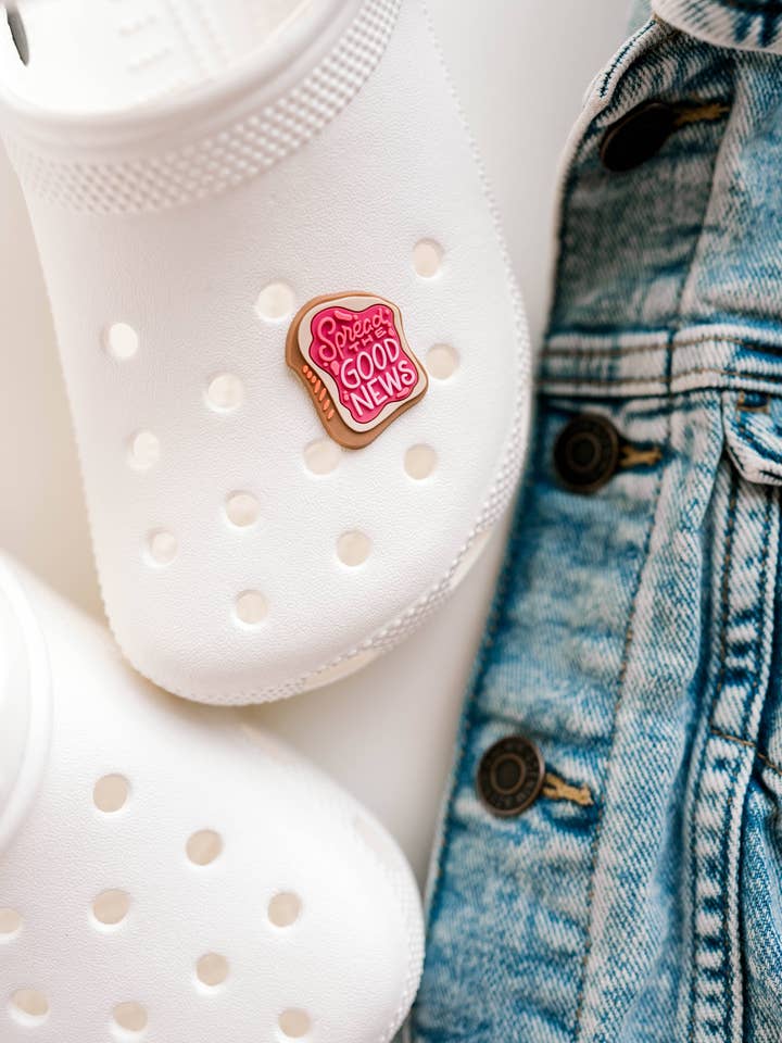 Verspreid het goede nieuws Shoe Charm I Christian Gift voor wholesale door Dear Heart
