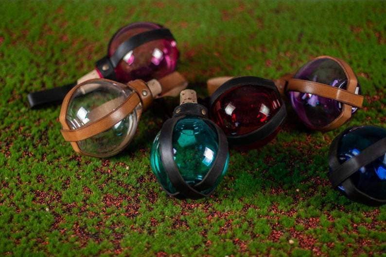 Outcast Props – wholesale Dekorativt bordsobjekt – Elixirflaska med läderhållare3