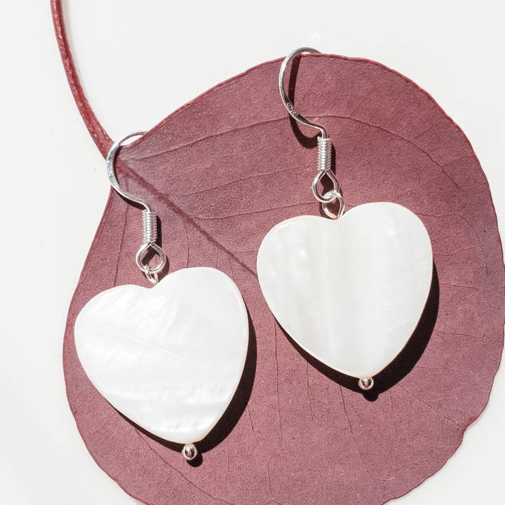 Boucles d'oreilles cœur en nacre pour la vente par BellaChel Jeweler