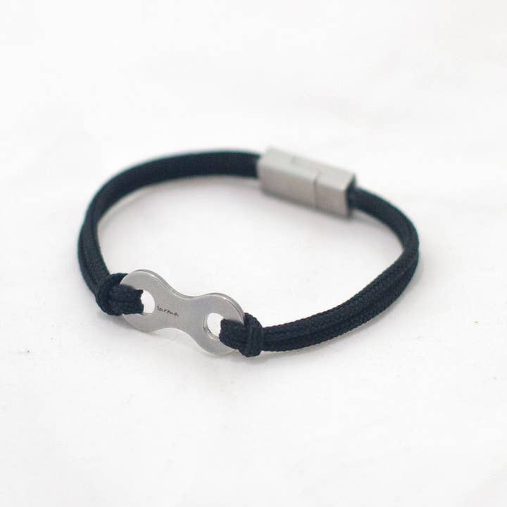 Le bracelet Bike Link pour la vente par Tarma Designs