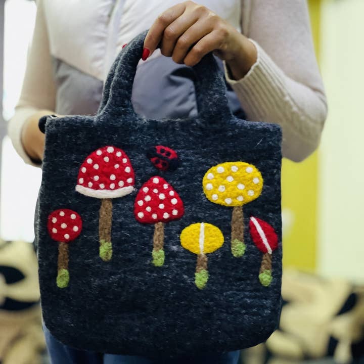 Merocoat – Engroshandel Tote bag - Dame – Håndtasker i uldfilt med svampedesign – håndlavet i Nepal1