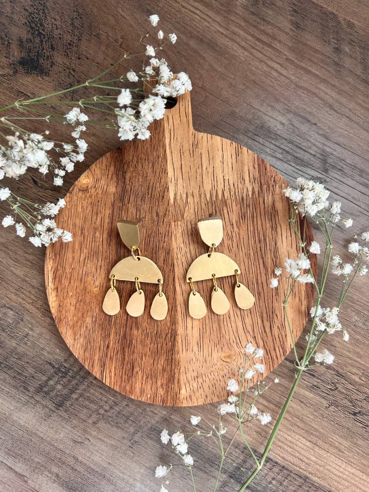 Pendientes colgantes Half Circle, colección Spring para venta al por mayor de Elby Designs