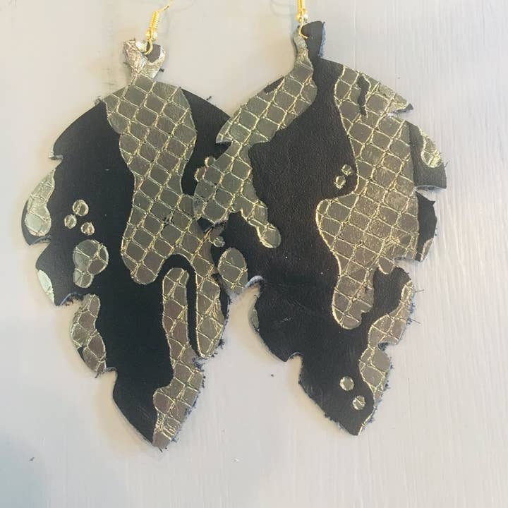 Boucles d'oreilles en palmier noir et métallisé vert pour la vente par JAG/ged Edge Jewelry