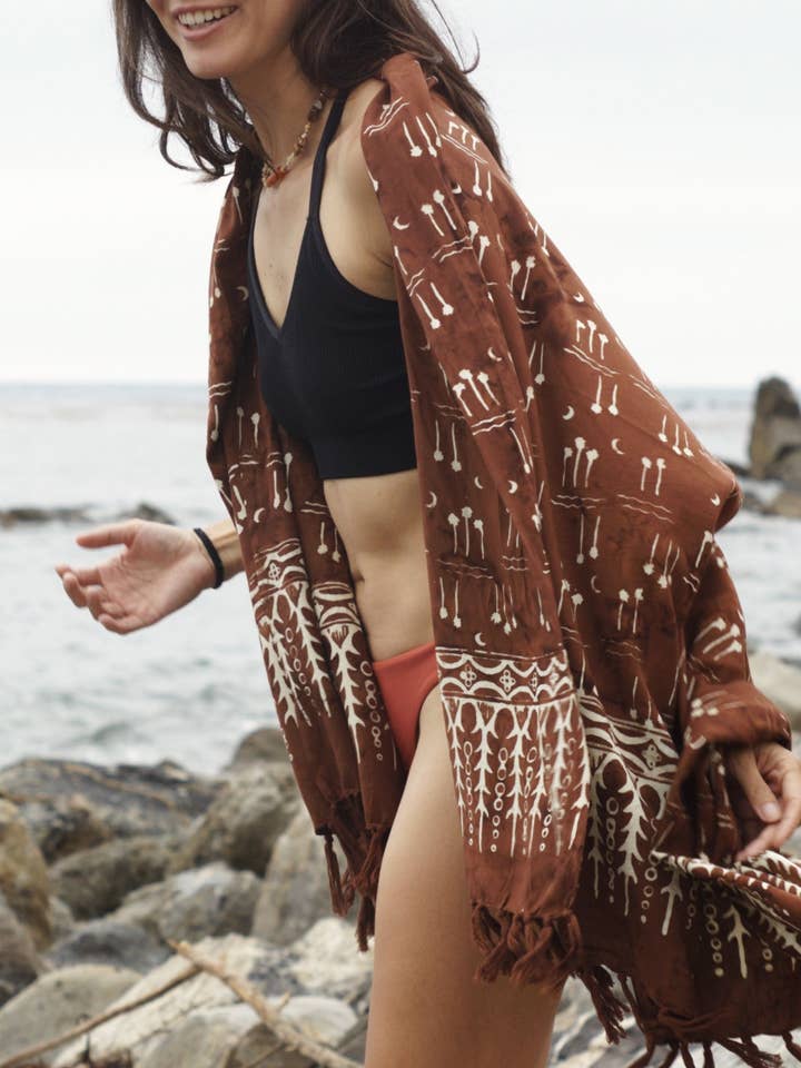 Brun Batik Sarong - HIN KONG BAY för wholesale av YUMI & KORA