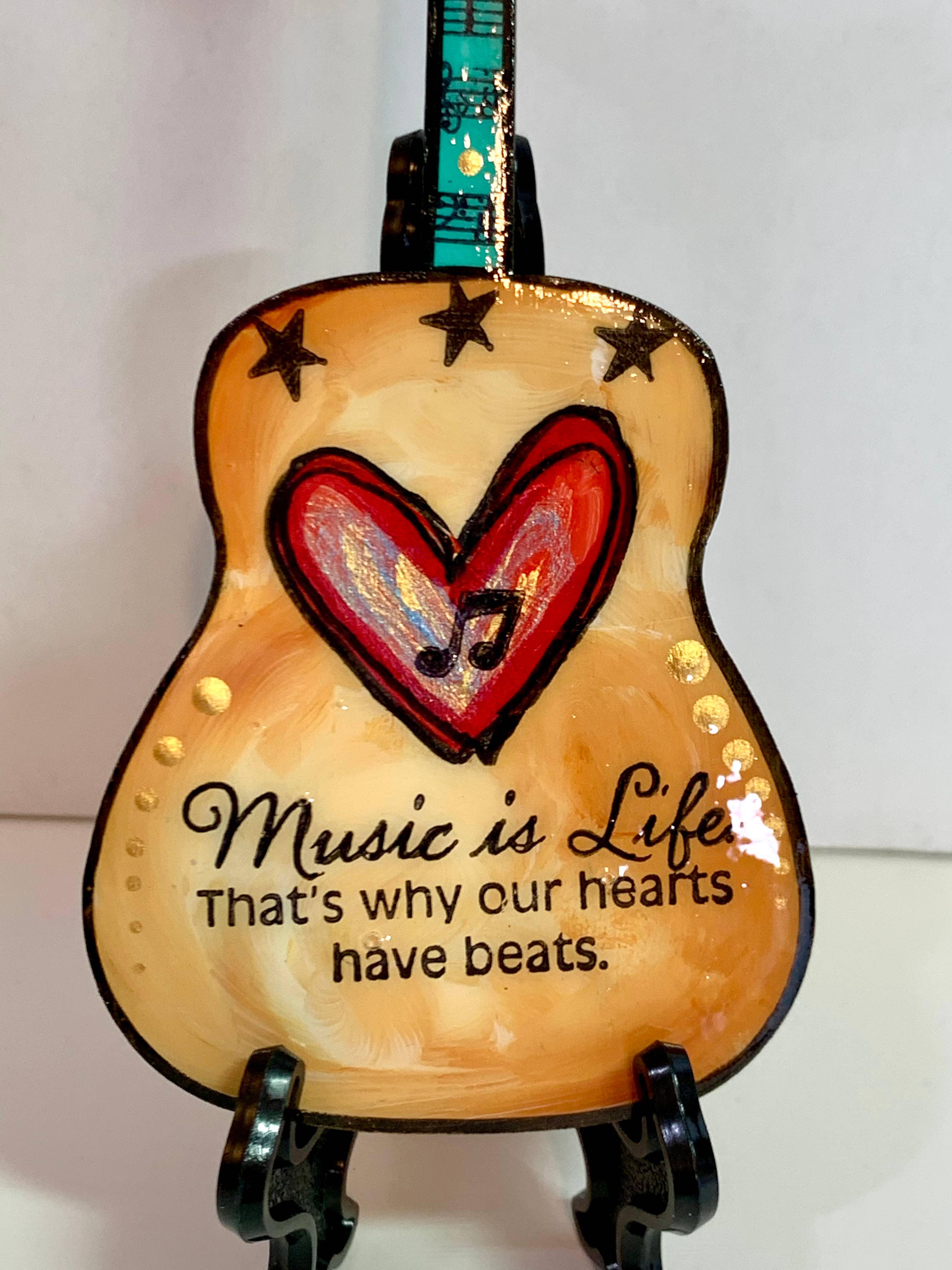 Clever Clogs Art - Vente Objets de décoration - Ornement pour guitare Music Is Life1