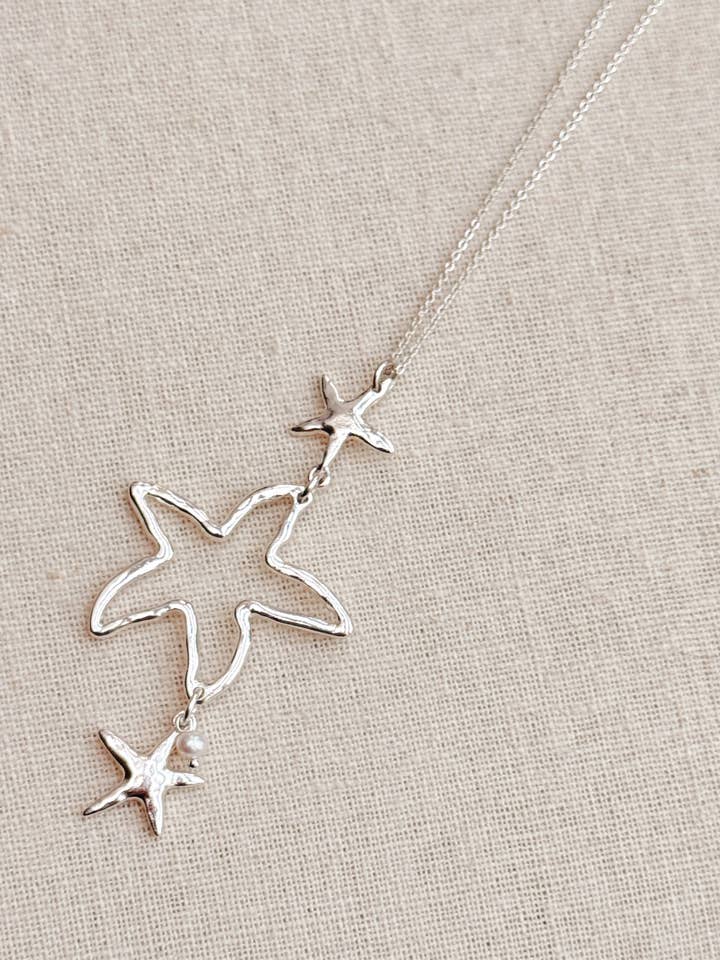 Collier avec pendentif étoile de mer dansante en argent et perle pour la vente par Gracie Rose Designs