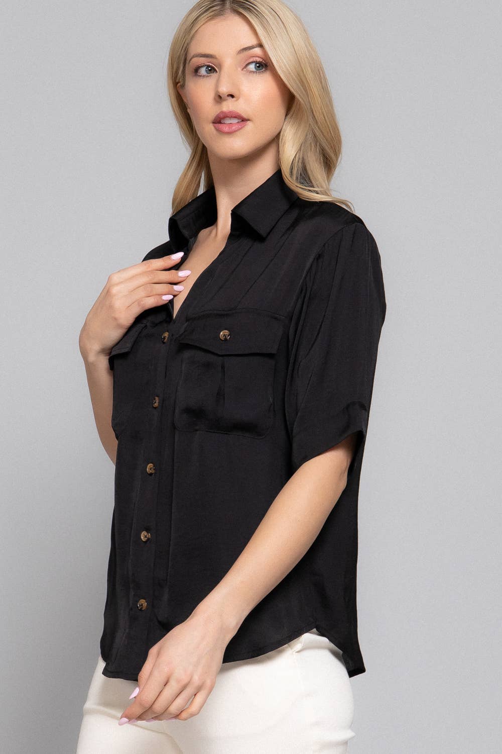 Active Basic | Active USA – Großhandel Hemd mit Button-down-Kragen – Damen – Kurzarm-Hemd aus gewaschenem mattem Satin mit Knopfleiste3