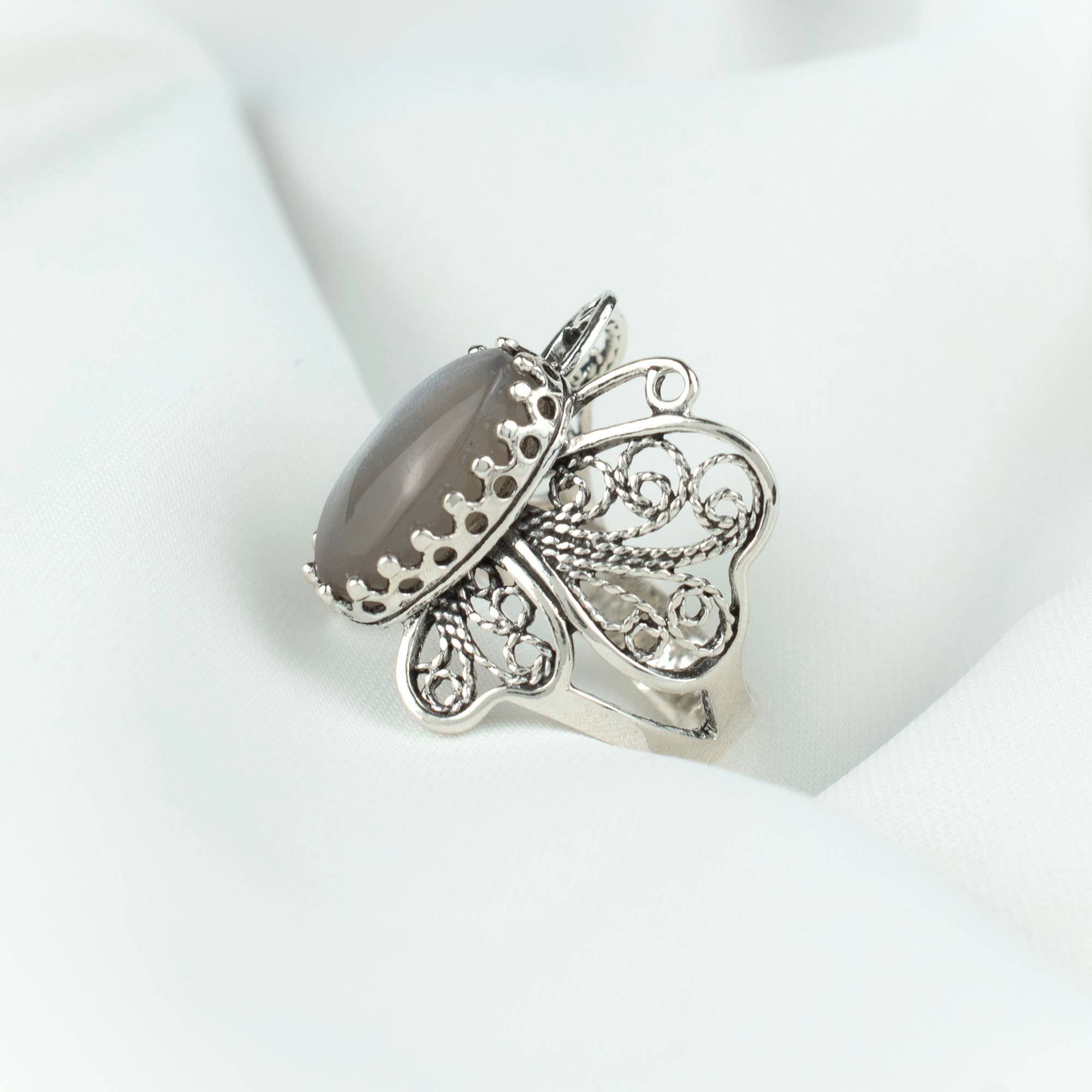Filigranist Jewelry - Vendita all'ingrosso Anelli cocktail/statement - Anello da donna in argento Sterling con design a farfalla con pietra di luna grigia in filigrana8