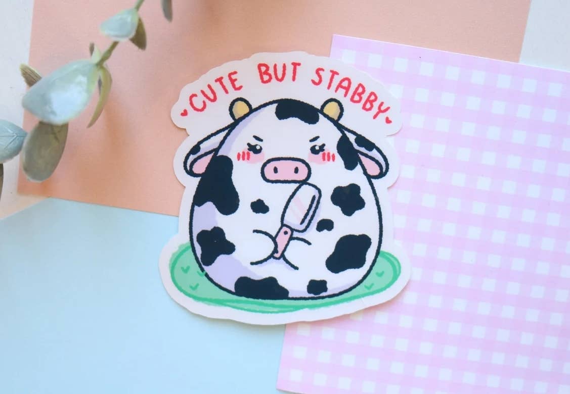 Chibi Cheeks Co - Venta al por mayor Pegatina - Pegatina Kawaii Cute But Stabby Cow0
