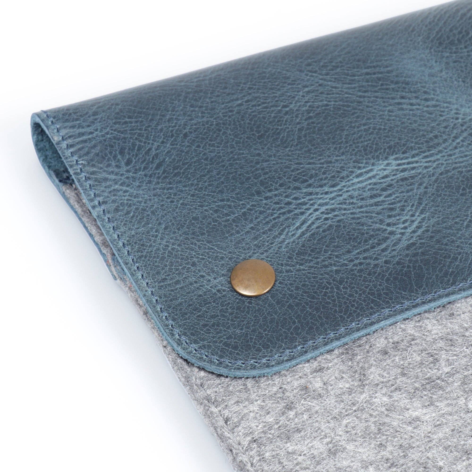 Londo – wholesale Laptop/tablet case – Unisex – MegaGear Fine Leather and Fleece Sleeve Bag for MacBook Pro, MacBook Air and iPad Case29