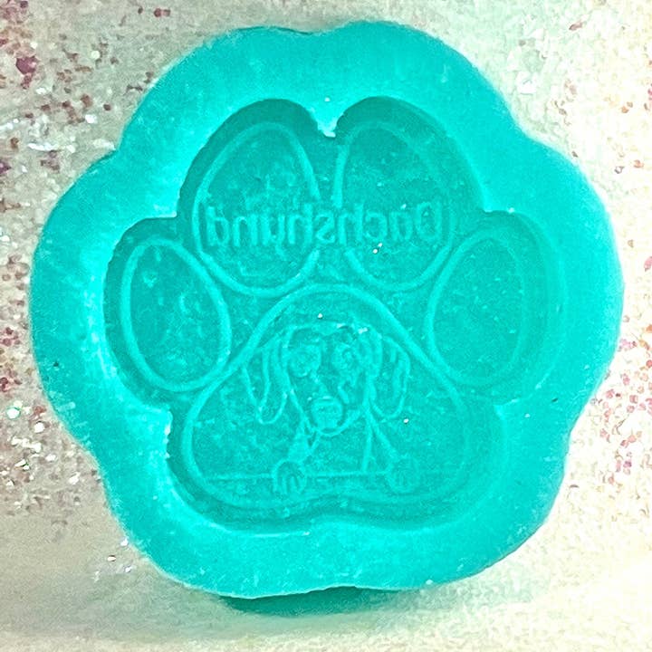 Moule en silicone fait main pour chien à imprimé patte de teckel pour faire fondre la cire pour la vente par Devine Silicone Moulds