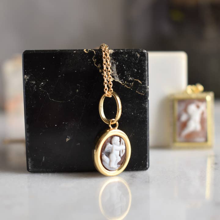 Halskette mit Engel Amor aus 925er Silber, 18 Karat vergoldet für den Großhandel von octave paris