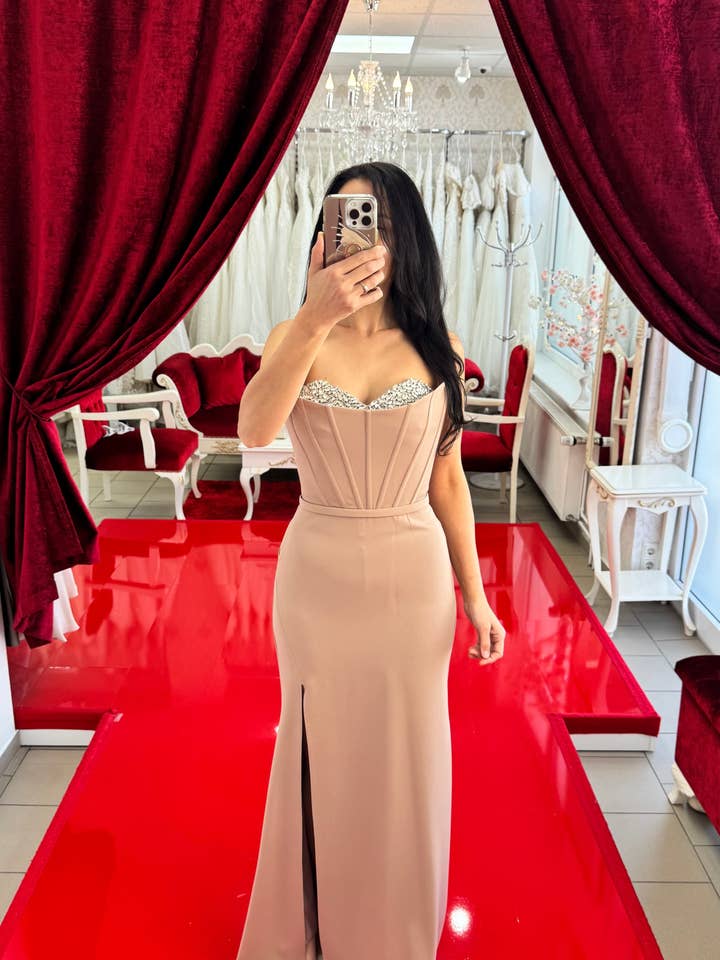 Robe de soirée élégante avec effet corset et ornements scintillants / C4952 pour la vente par Lamia Braut- und Abendmode bu Aynur