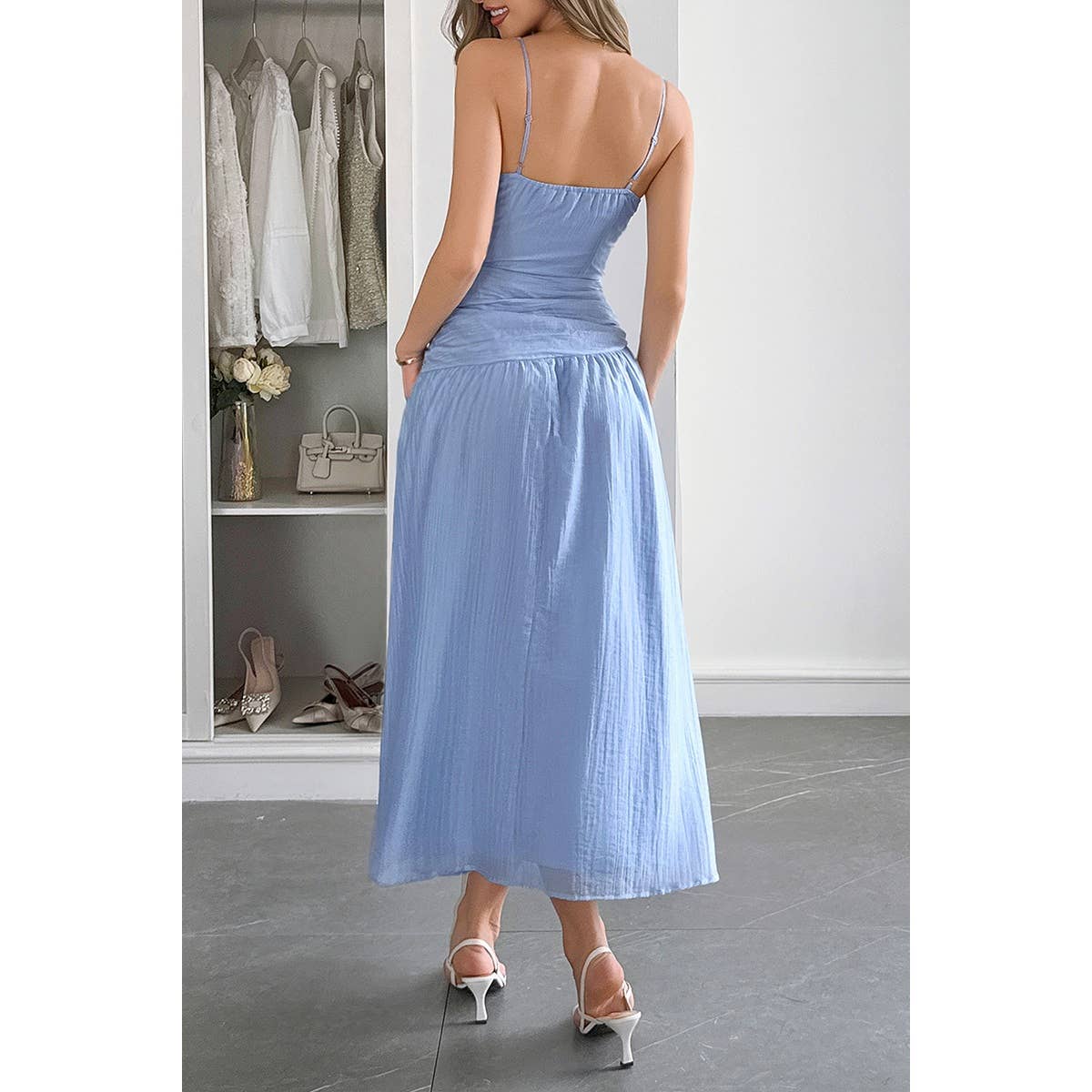 Supreme Fashion – Großhandel Kleid – Damen – Solides Midikleid mit V-Ausschnitt, Cutout und ärmellos3