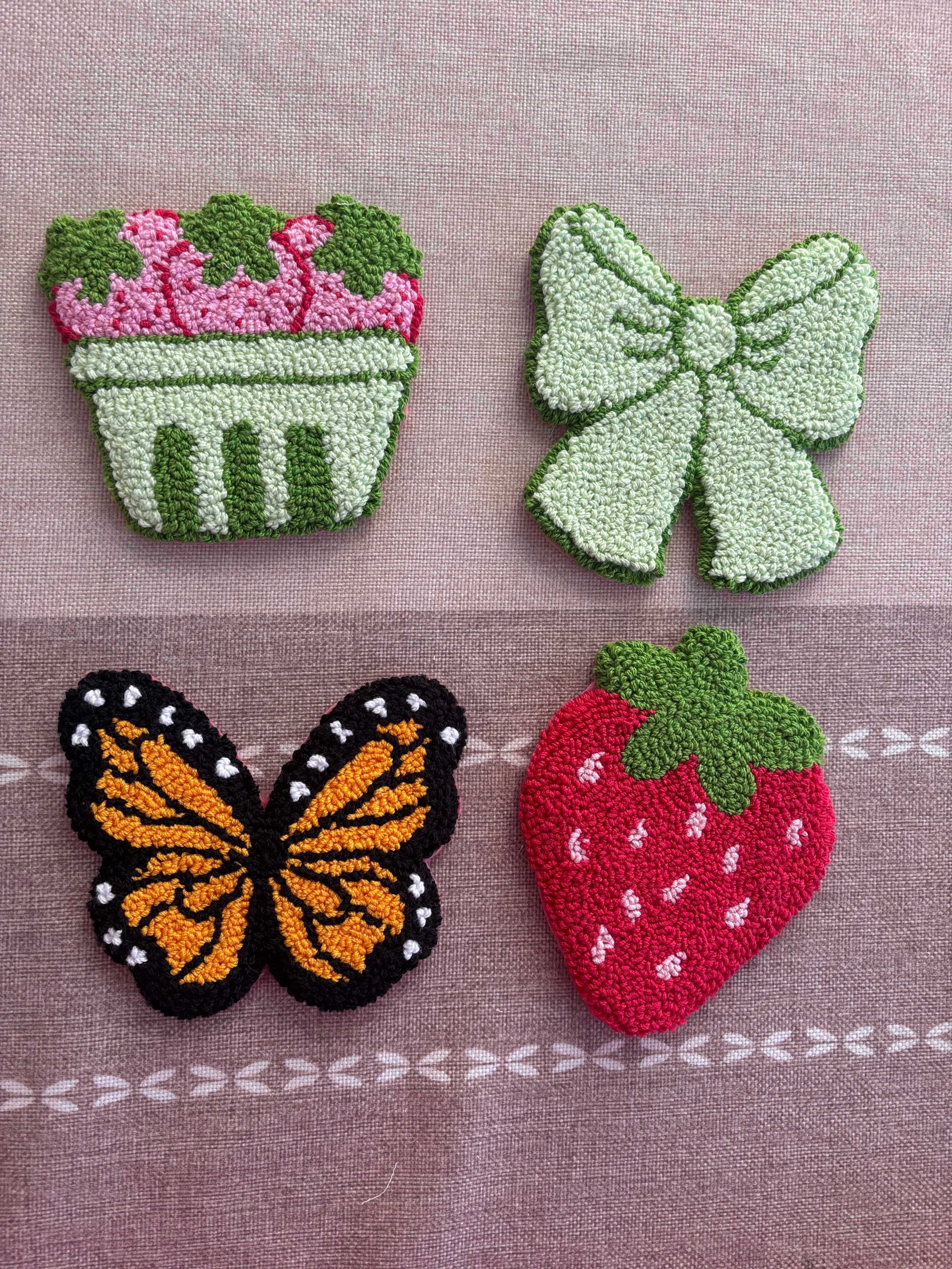 Honey Punches – Großhandel Untersetzer – Stanznadel-Tassenuntersetzer, Erdbeer-Schmetterling, Untersetzer