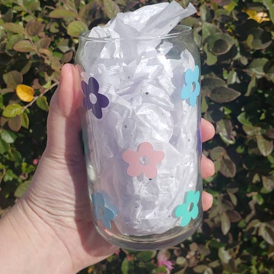 Coupe de canette en verre à fleurs simples pastel pour la vente par Happy Little Star Shop