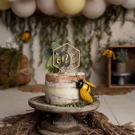 Décoration à gâteau en bois Bee One pour premier anniversaire pour la vente par Prettylittlelaser