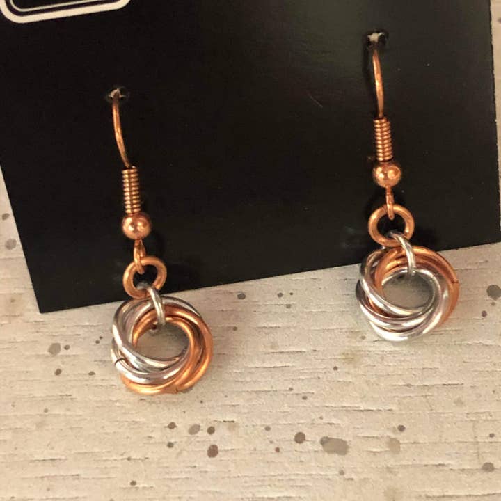 Orecchini a cerchio Mobius bicolore per la vendita all'ingrosso da parte di Impulsive Creativity