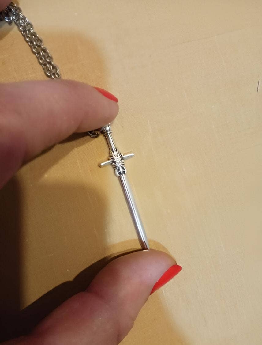 Wild & Free – wholesale Hänge-/berlockhalsband – Medeltida halsband med silversvärd3