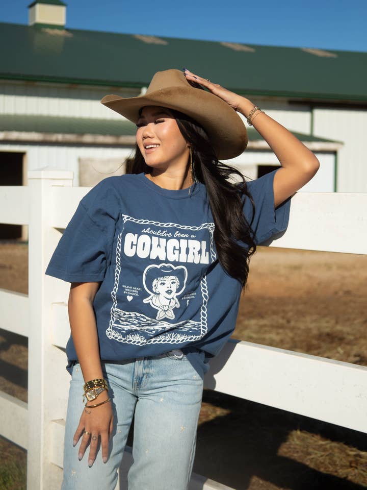 AURAIT DÛ ÊTRE UN T-SHIRT DE COWGIRL pour la vente par CHARLIE SOUTHERN