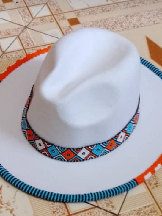 Witte bloemen geborduurde fedora hoed cowboyhoed zomerhoed voor wholesale door Delight merchants