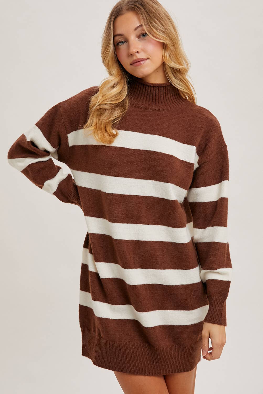 Bluivy – Großhandel Kleid – Damen – GESTREIFTES PULLOVERKLEID MIT ROLLKRAGEN1