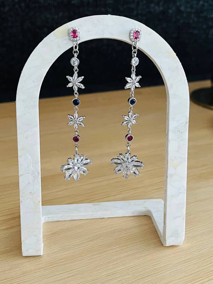 Pendientes AMANDA - flor plateada, azul y rosa fucsia para venta al por mayor de Innaya