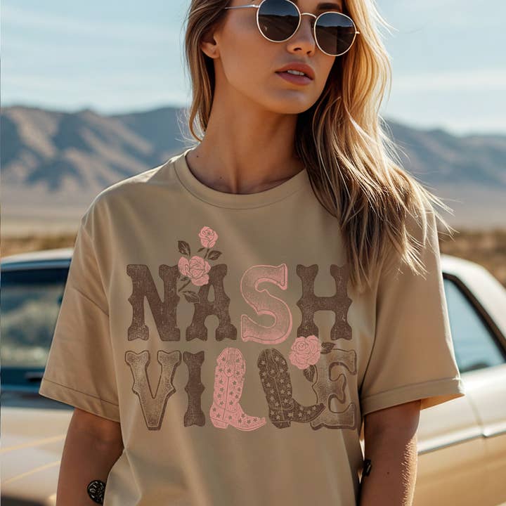 Haut à manches courtes avec imprimé graphique Nashville pour femmes pour la vente par Amused by Blue