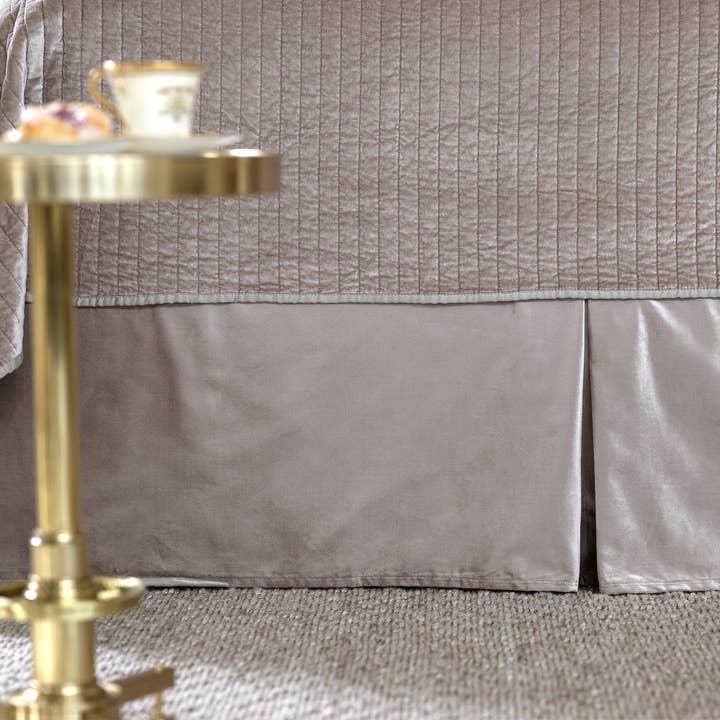 Jupe de lit ajustée Aria Raffia Matte Velvet 3/22X86 pour la vente par Lili Alessandra