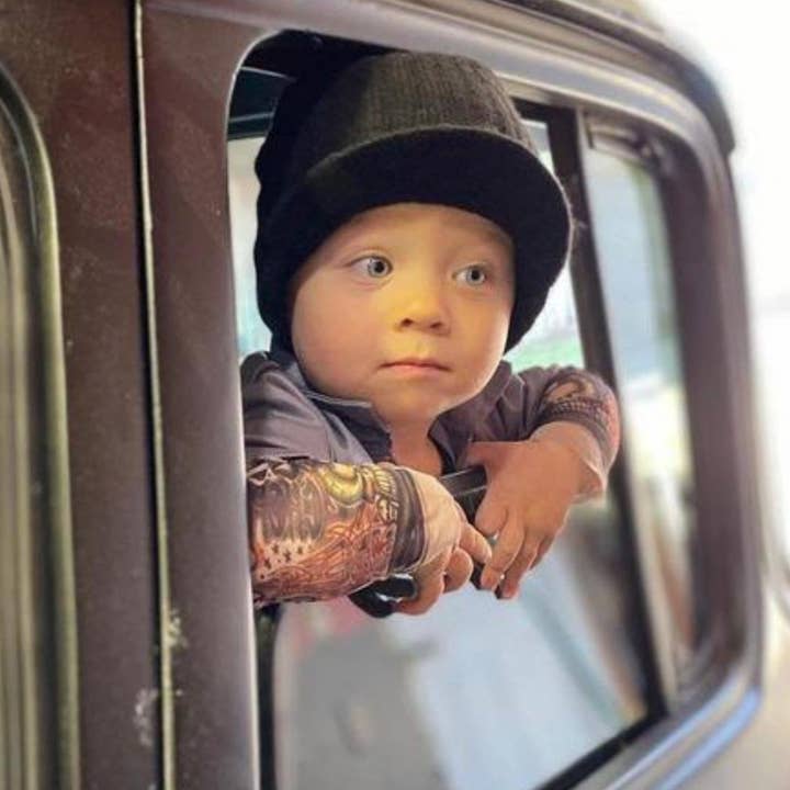 Svart Knuckleheads Svart Skärm Beanie med Märke För Barn för wholesale på Faire