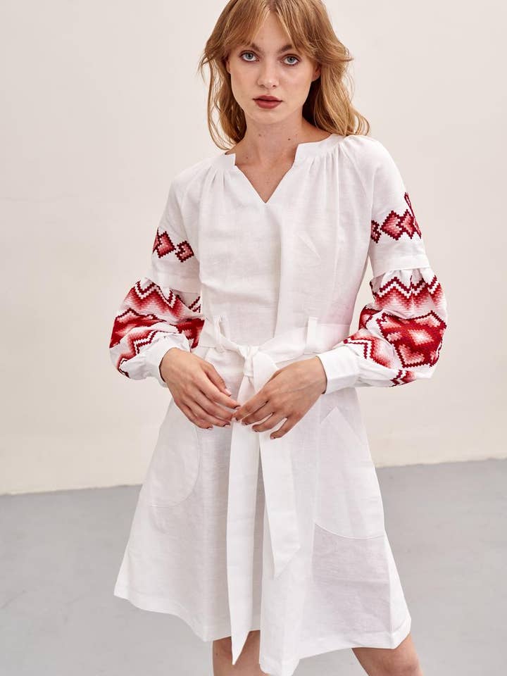 Besticktes Kleid Kristina mit Rot für den Großhandel von Handmade Originals Ukraine