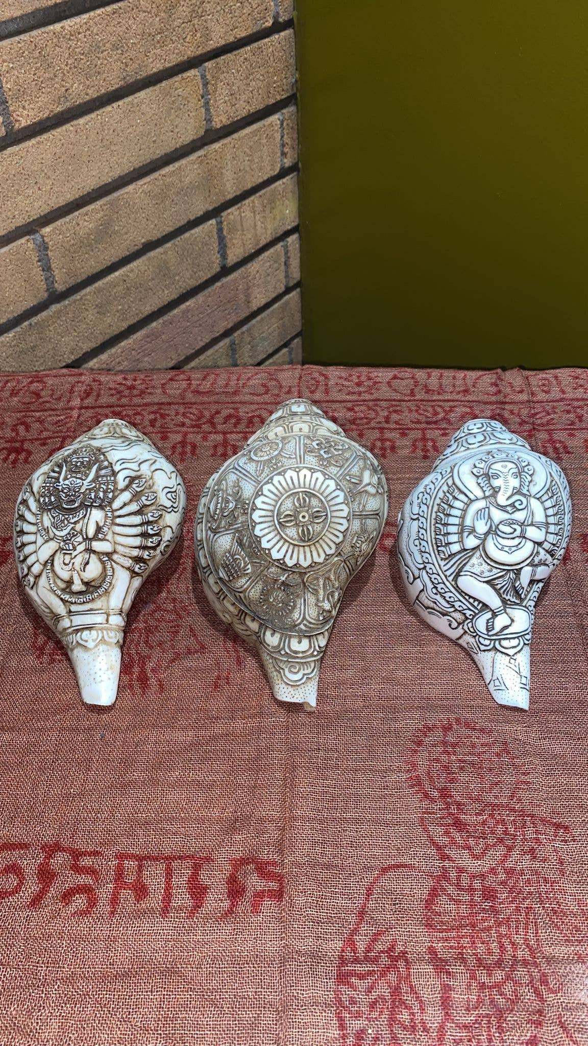 Katmandu Trading Co. - Wholesale Decorative Tabletop Object - Hand-Carved Conch Sankha Shell Assorted Iconography (L)0