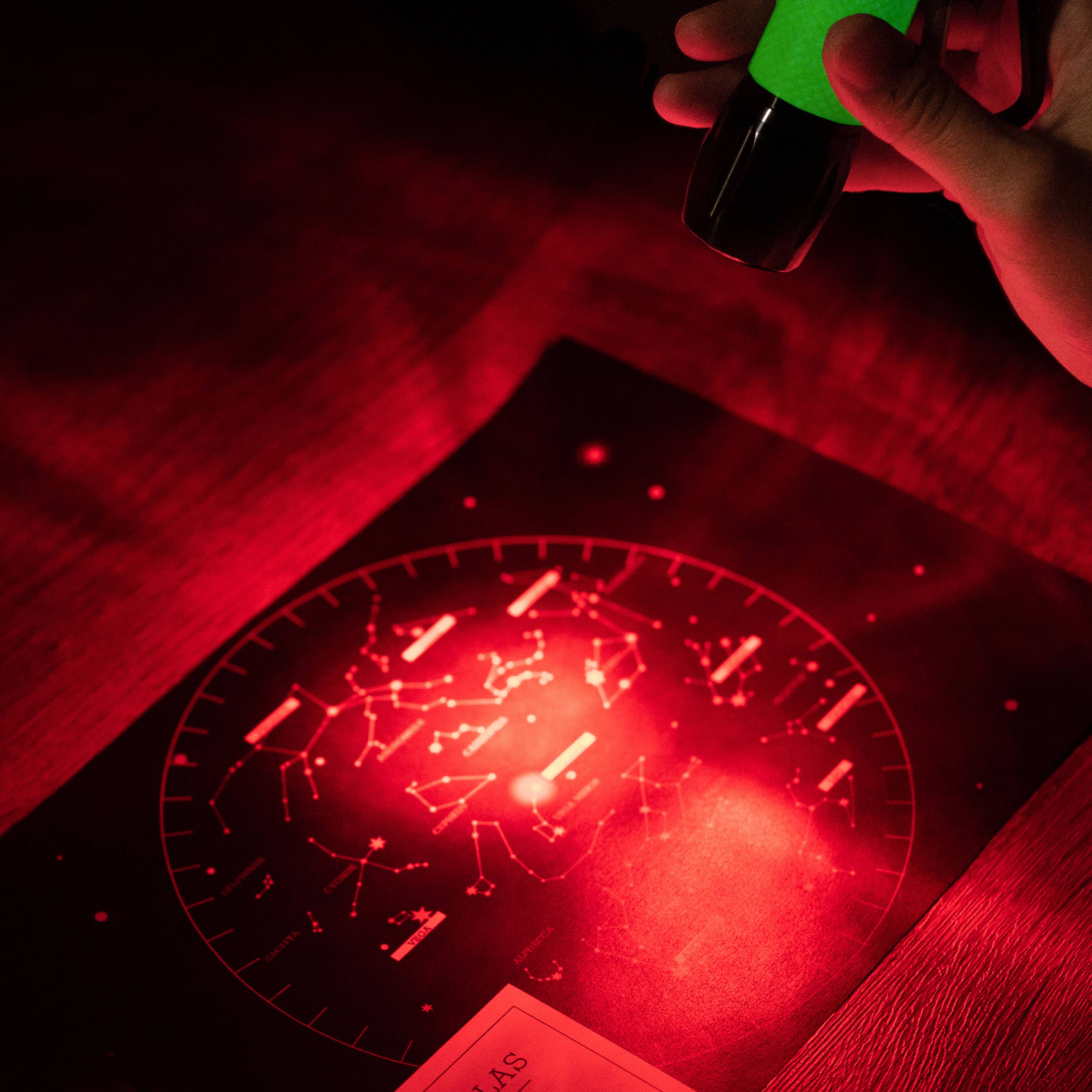 Carson - Vente Lampes de poche - Lampe de poche LED rouge vif avec poignée en caoutchouc phosphorescente1