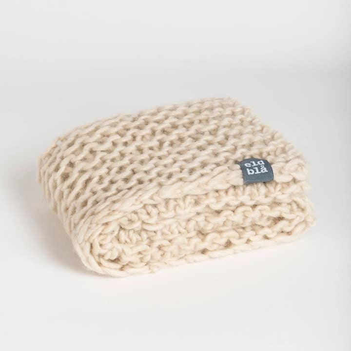 Précommande (en rupture de stock) : Petite couverture bébé tricotée à la main RÄT pour la vente par eldblå