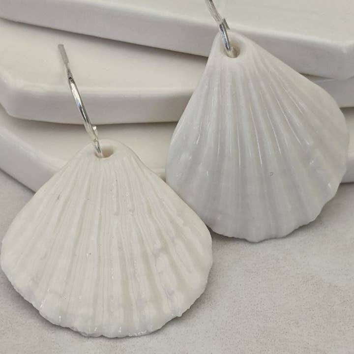 Pilgrimsmussla Shell Hoop-örhängen | Kort för wholesale av Rach Richardson