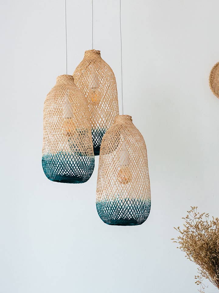 Ensemble de lampes à suspension en bambou bicolore turquoise pour la vente par Lanna Passa