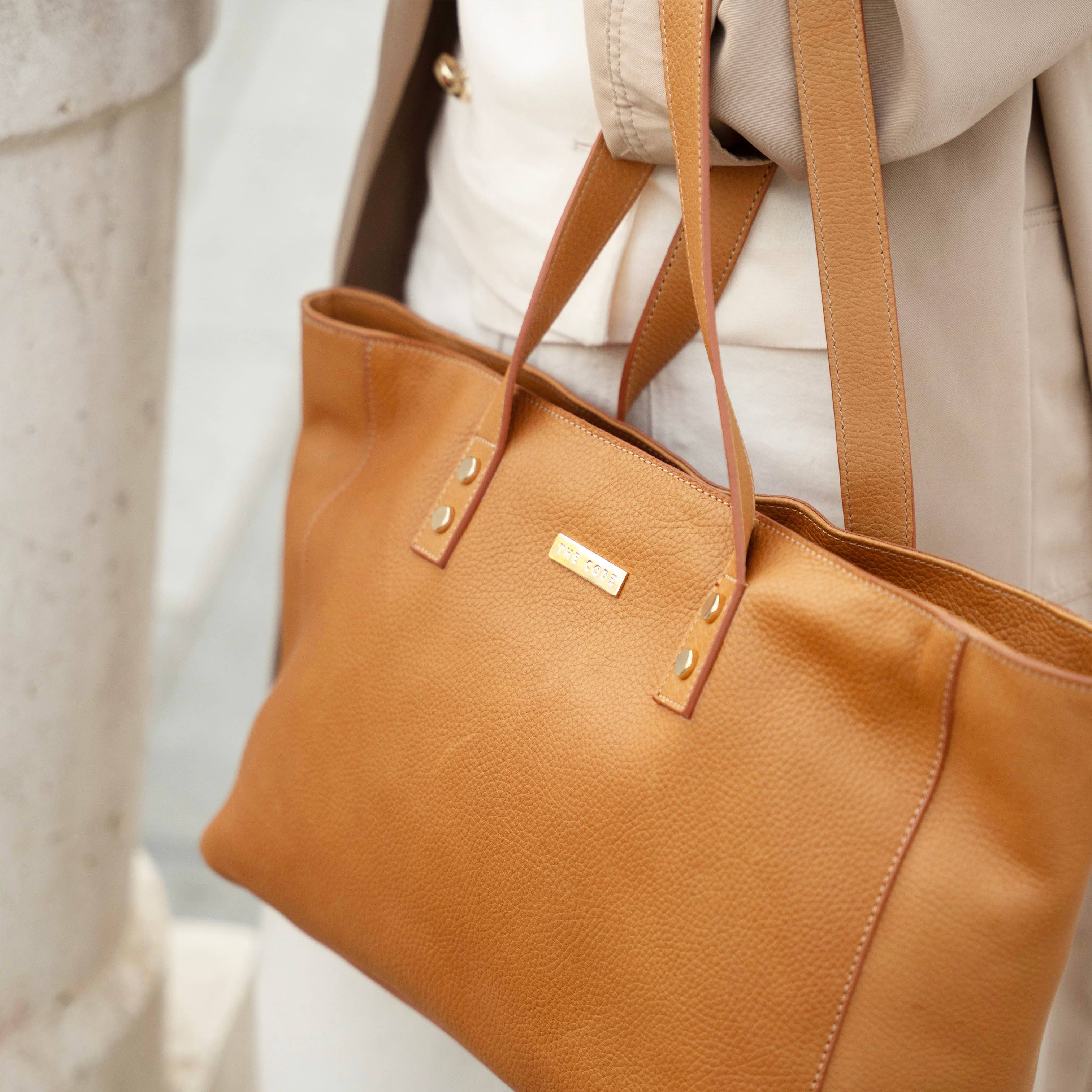 THE CODE - Vendita all'ingrosso Tracolla - Donna - Borsa Bowling Olga cammello1