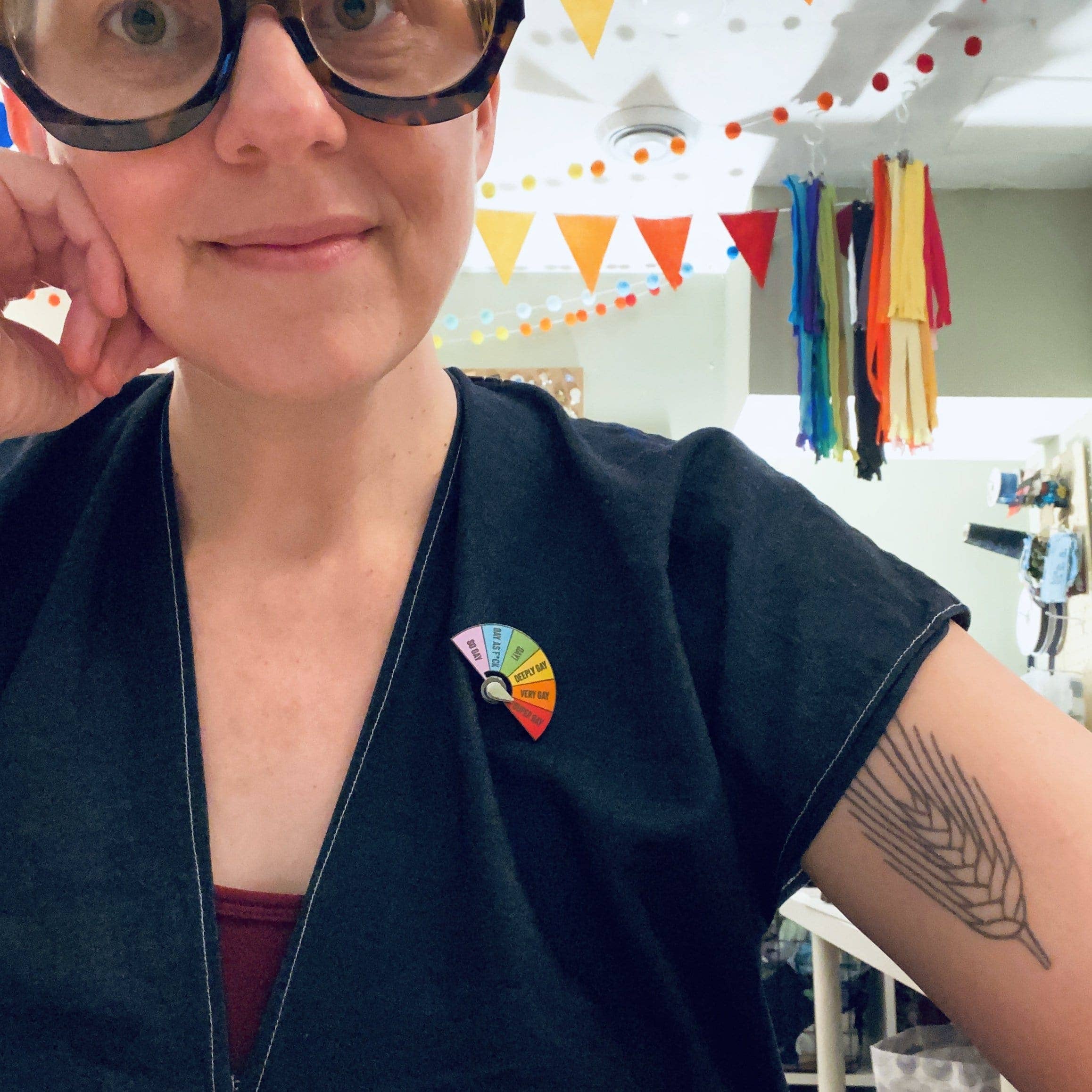 Dissent Pins – wholesale Nål och knapp för kavajslag – Super Gay – Hjulbar emaljpin2