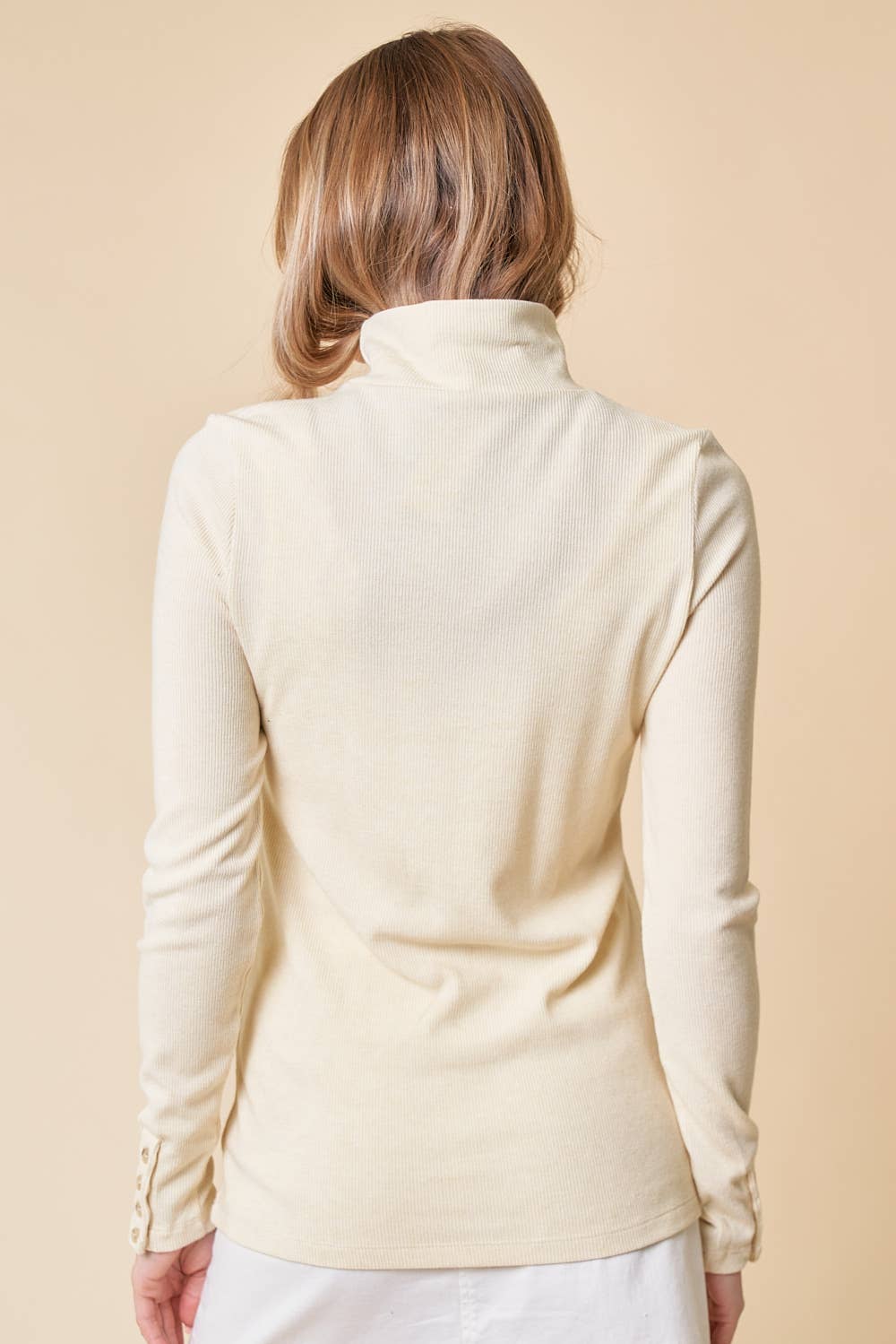 Doe and Rae - Wholesale Gebreide top - Dames - Geribbelde top met opstaande kraag en knoopdetail aan de mouwen - 41596T7