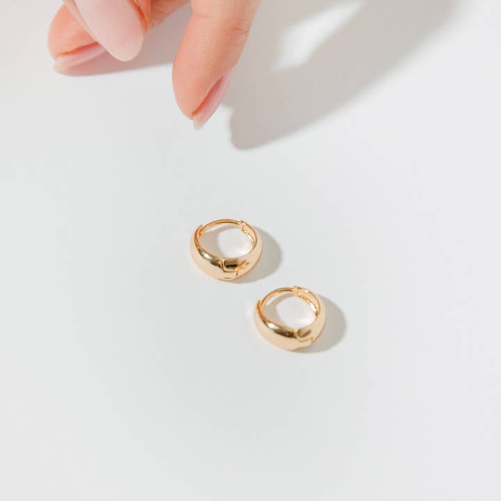 Sydney Rose Co. - Vendita all'ingrosso Orecchini a cerchietto - Huggie Hoops a forma di goccia1