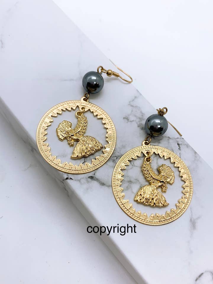 Hawaii Hula dansende pige øreringe: Hamilton guldørering med shell perler for engroshandel hos Anela's Jewelry