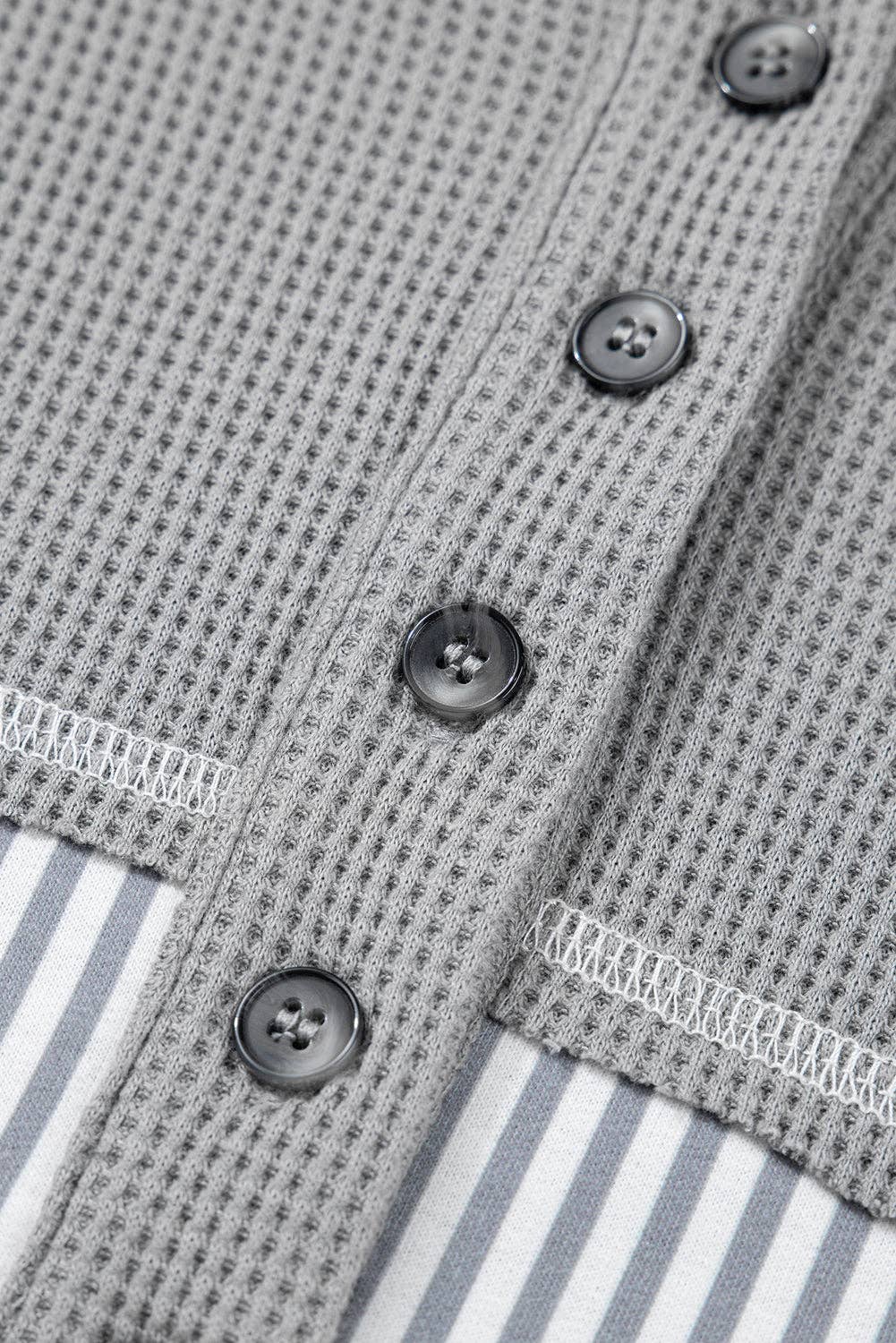 Gris Top con capucha gris de patrón mixto de punto waffle con botones a la mitad y patchwork. de venta al por mayor en Faire6