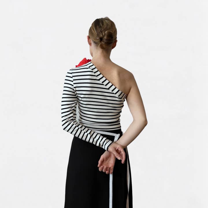 London Atelier Byproduct - Venta al por mayor Blusa - Mujer - Top de una sola manga a rayas con broche de flor roja