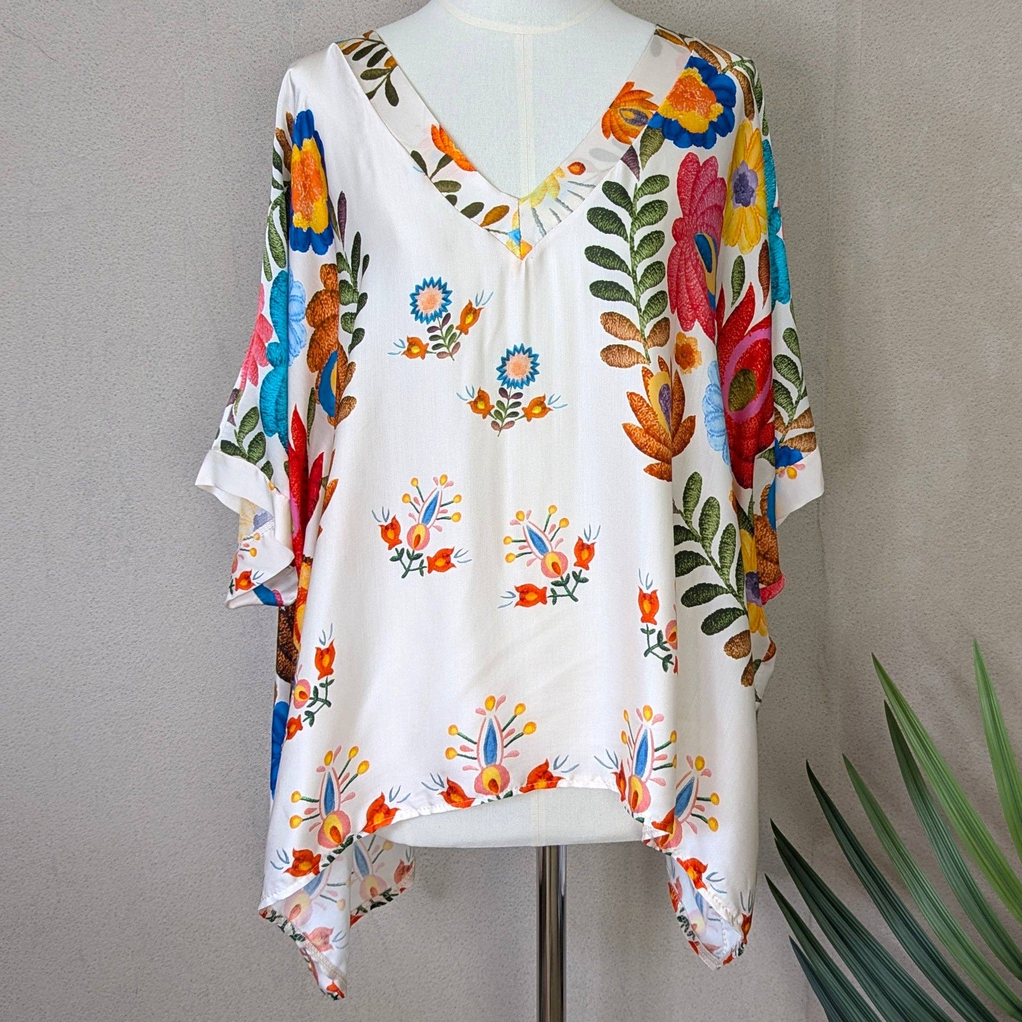 Tempest Designs – Blusa - Mulher por atacado – Top de tamanho único em mistura de seda e viscose com decote em V e estampado artesanal de flores (M-L)1